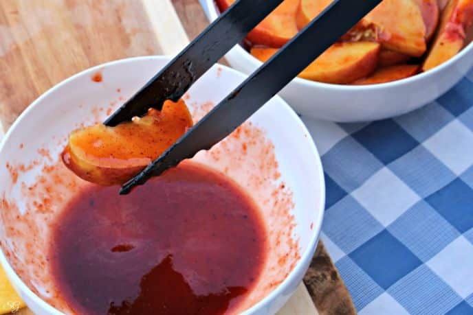 Peaches Dipped in Spicy Sauce