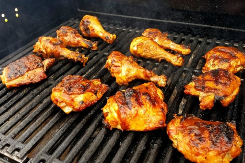 Chicken grilling tutorial - how to cook perfect chicken legs on the grill. #grilled #chicken #delish