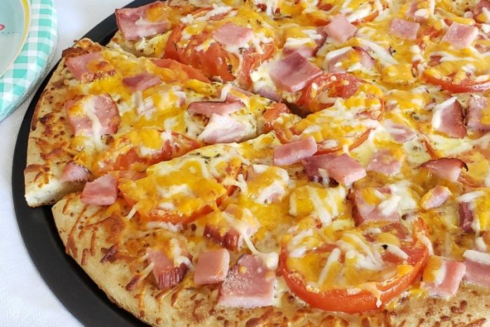 Breakfast Pizza For Easter with Hatfield Ham, Breakfast Brunch Lunch Pizza Recipe - Ham, Egg, and Cheese easy pizza recipe. #delish #ham #egg #cheese #cheesy #pizza #easyrecipes #recipe