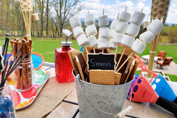S'mores Bar Idea! Grab-N-Go S'mores Bucket, S'mores bucket! Easy s'mores making station for your backyard party. Perfect for camping or gathering around the fire pit!