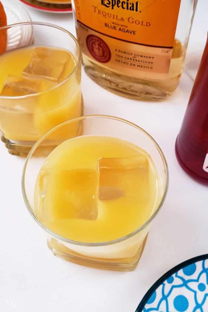 How To Make A Tequila Sunrise Drink, Mix tequila and orange juice with ice