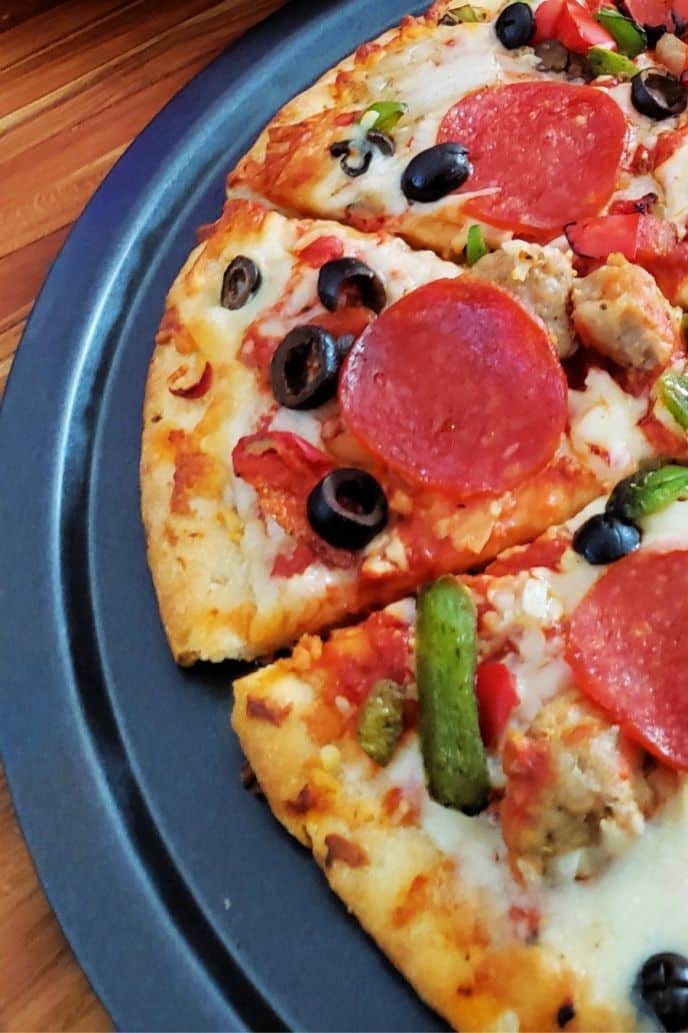 No yeast pizza dough recipe, make this delicious pizza with your favorite toppings without yeast!