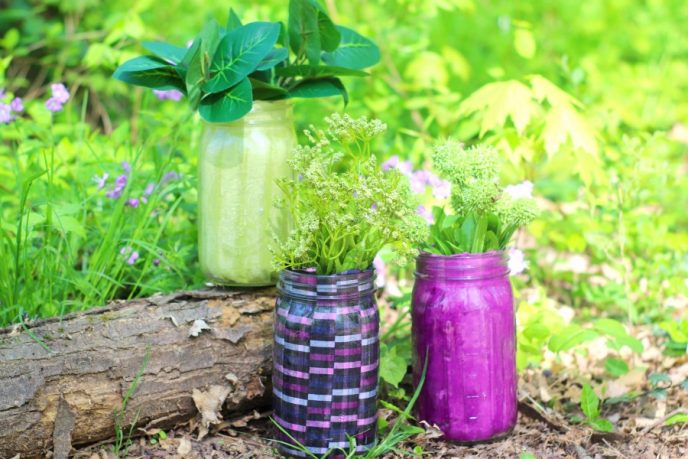20 Mason Jar Crafts - DIY Flower Vases, Flower vase mason jar craft project to hold flowers or plants.